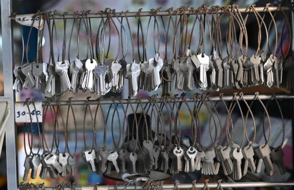 Flat Fee vs. Percentage Commission: How Companies Like 1 Percent Lists Are Changing Real Estate
