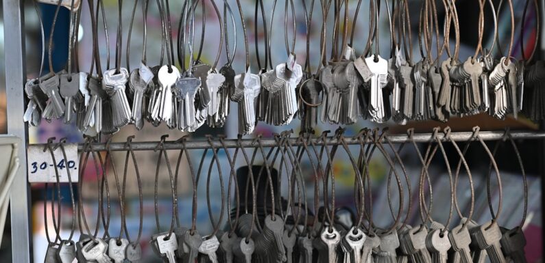 Flat Fee vs. Percentage Commission: How Companies Like 1 Percent Lists Are Changing Real Estate